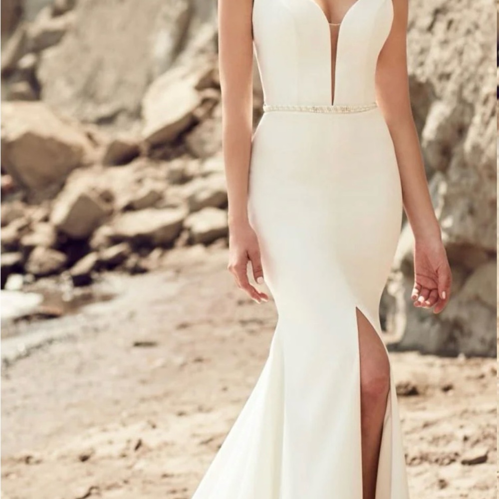 Elegant White Sleeveless Dress